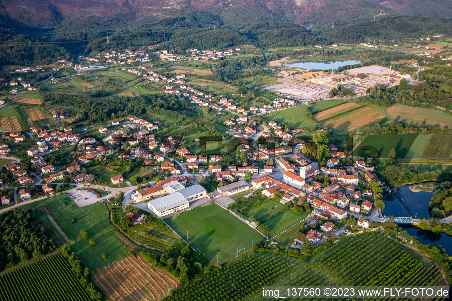 Luftbild von Ortsteil Renče in Renče-Vogrsko, Slowenien