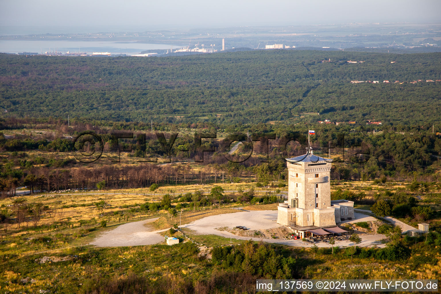 Wachturm Cerje auf der Hügellkette / Drevored hvaležnosti in Miren-Kostanjevica, Slowenien