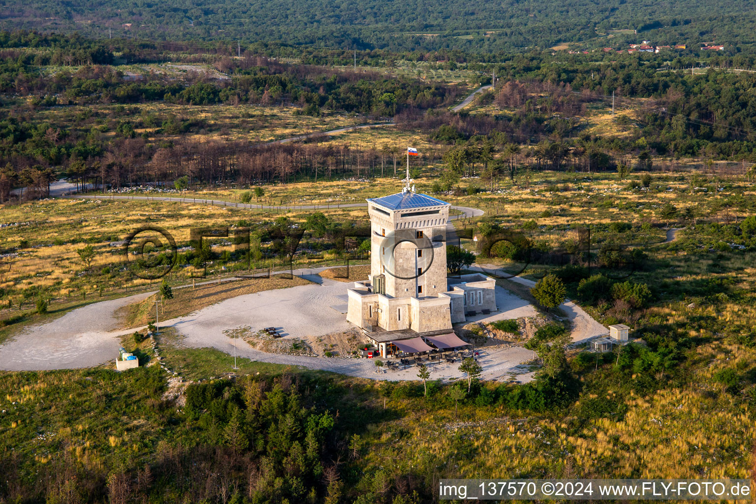 Luftbild von Wachturm Cerje auf der Hügellkette / Drevored hvaležnosti im Ortsteil Lokvica in Miren-Kostanjevica, Slowenien