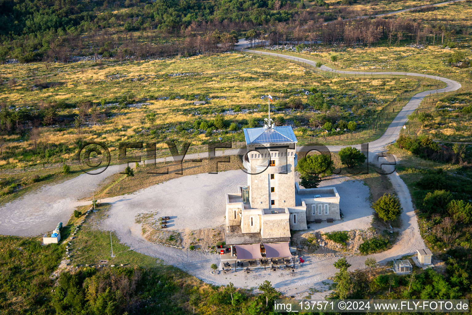 Luftaufnahme von Wachturm Cerje auf der Hügellkette / Drevored hvaležnosti in Miren-Kostanjevica, Slowenien