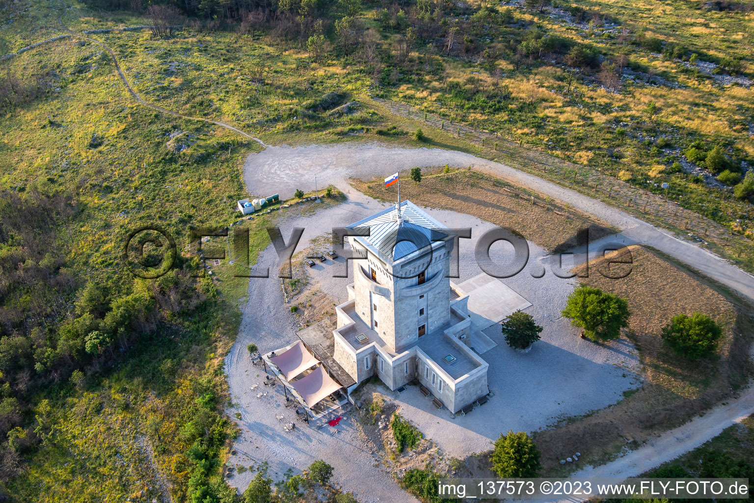 Wachturm Cerje auf der Hügellkette / Drevored hvaležnosti im Ortsteil Lokvica in Miren-Kostanjevica, Slowenien von oben