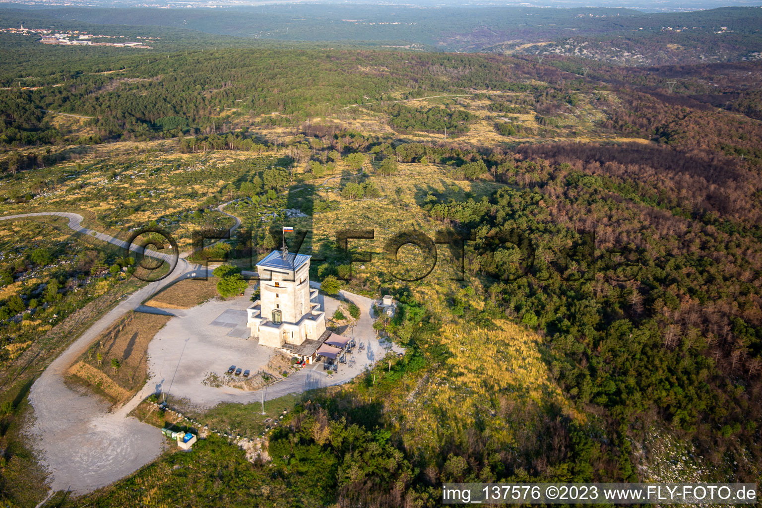 Wachturm Cerje auf der Hügellkette / Drevored hvaležnosti im Ortsteil Lokvica in Miren-Kostanjevica, Slowenien aus der Luft