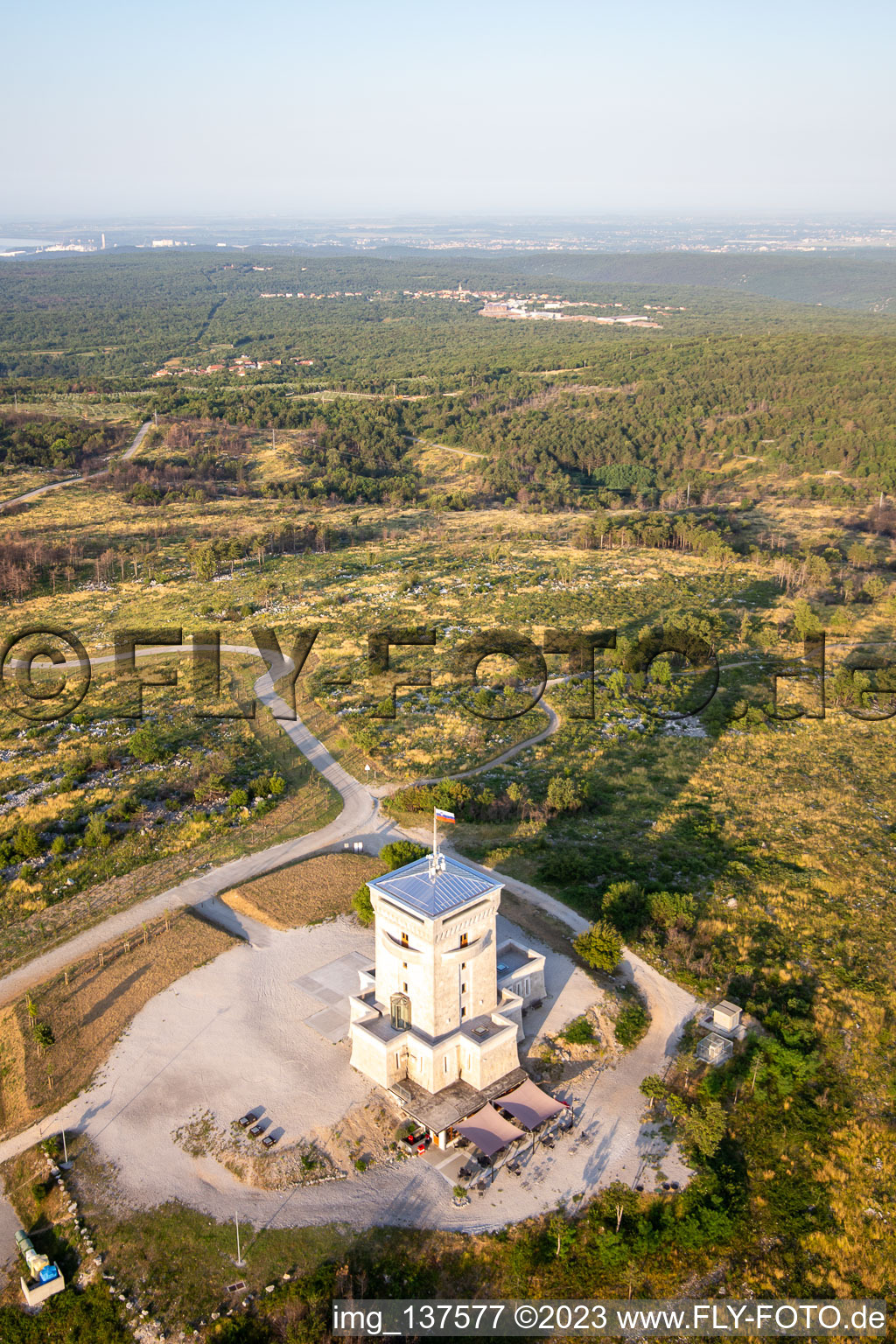 Wachturm Cerje auf der Hügellkette / Drevored hvaležnosti im Ortsteil Lokvica in Miren-Kostanjevica, Slowenien von oben gesehen