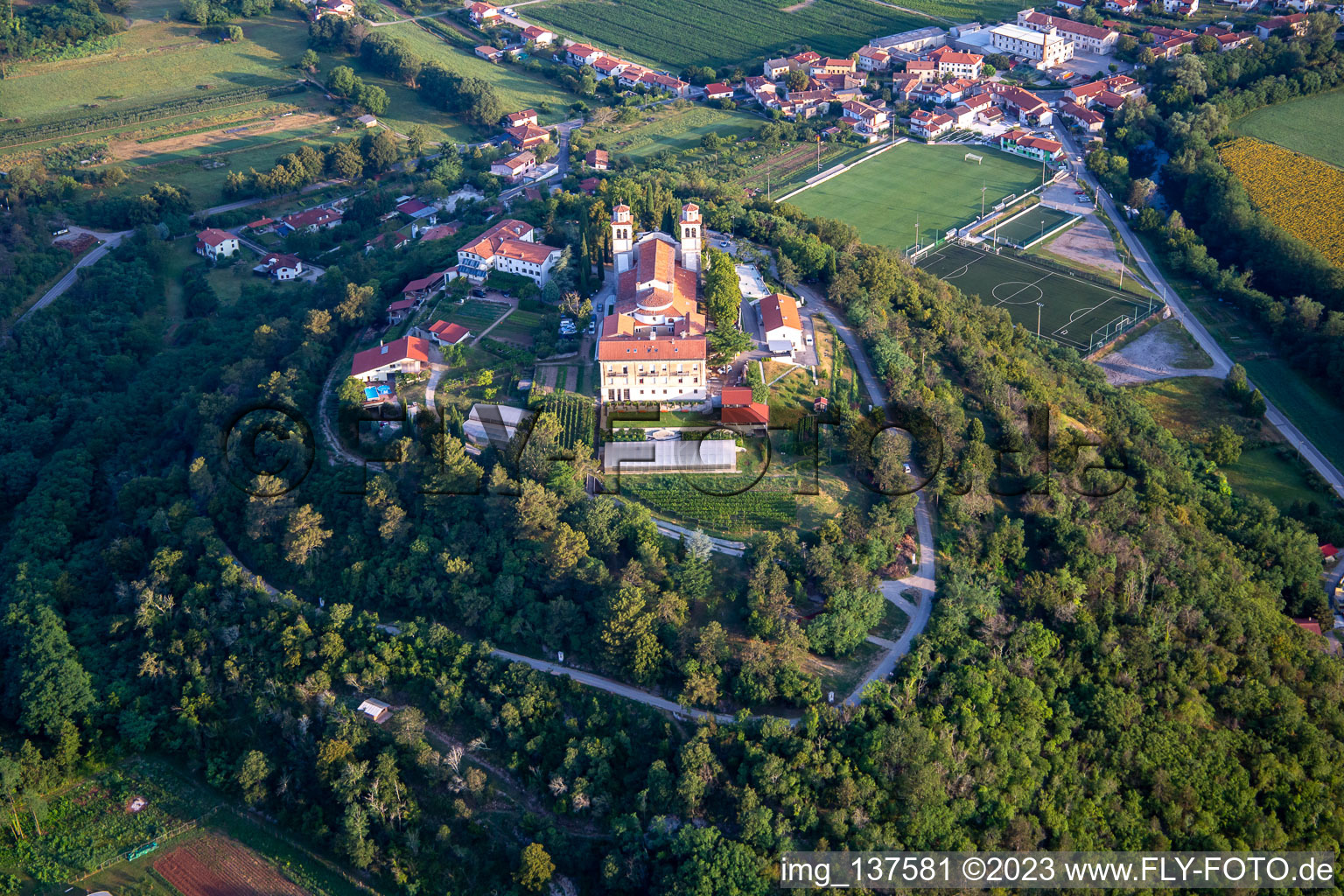 Luftbild von Miren Castle / Mirenski grad in Miren-Kostanjevica, Slowenien