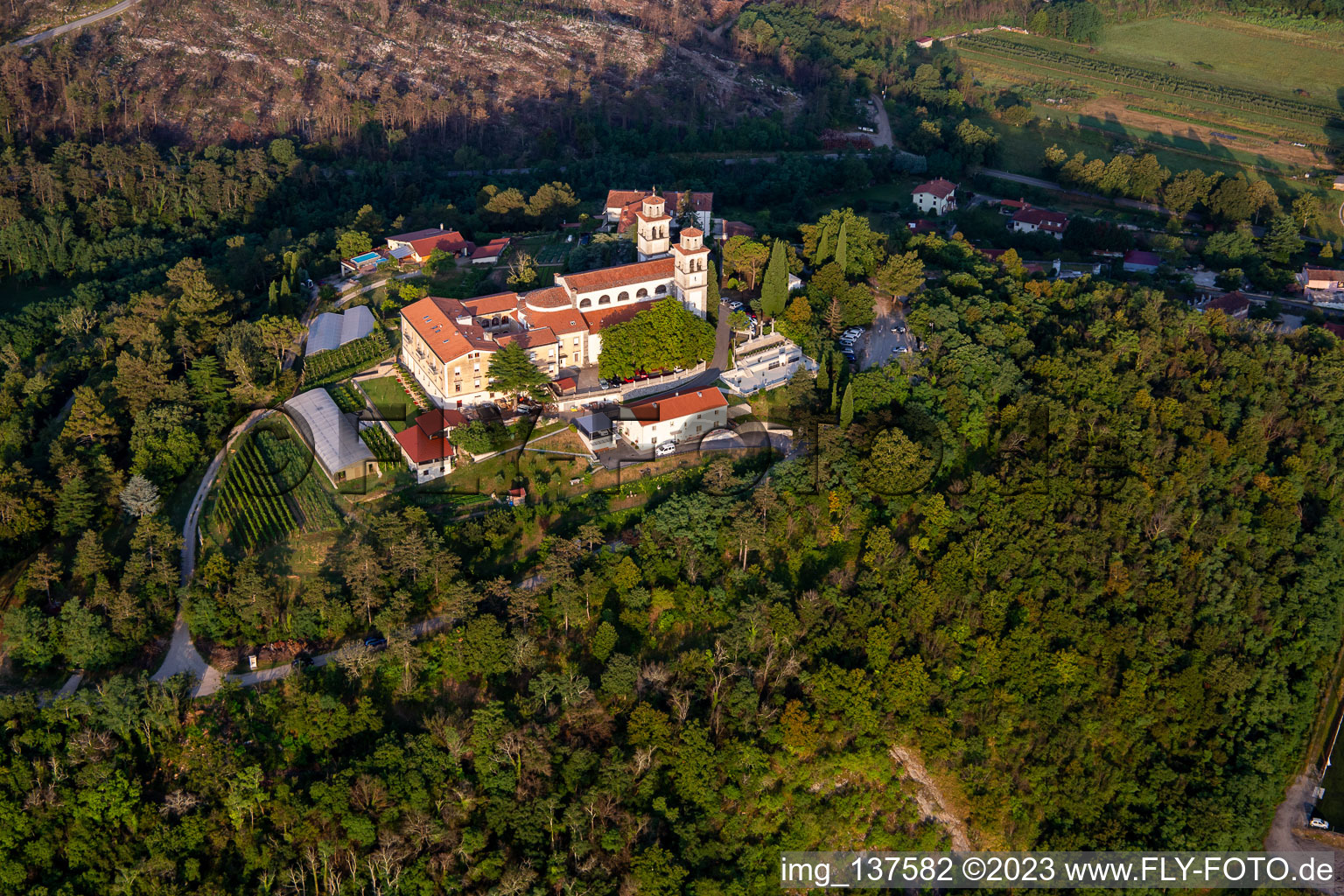 Luftaufnahme von Miren Castle / Mirenski grad in Miren-Kostanjevica, Slowenien