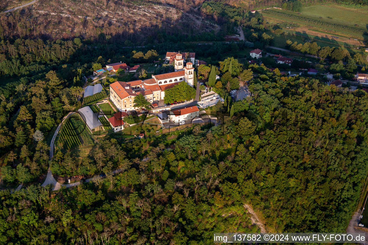 Luftaufnahme von Miren Castle / Mirenski grad in Miren-Kostanjevica, Slowenien