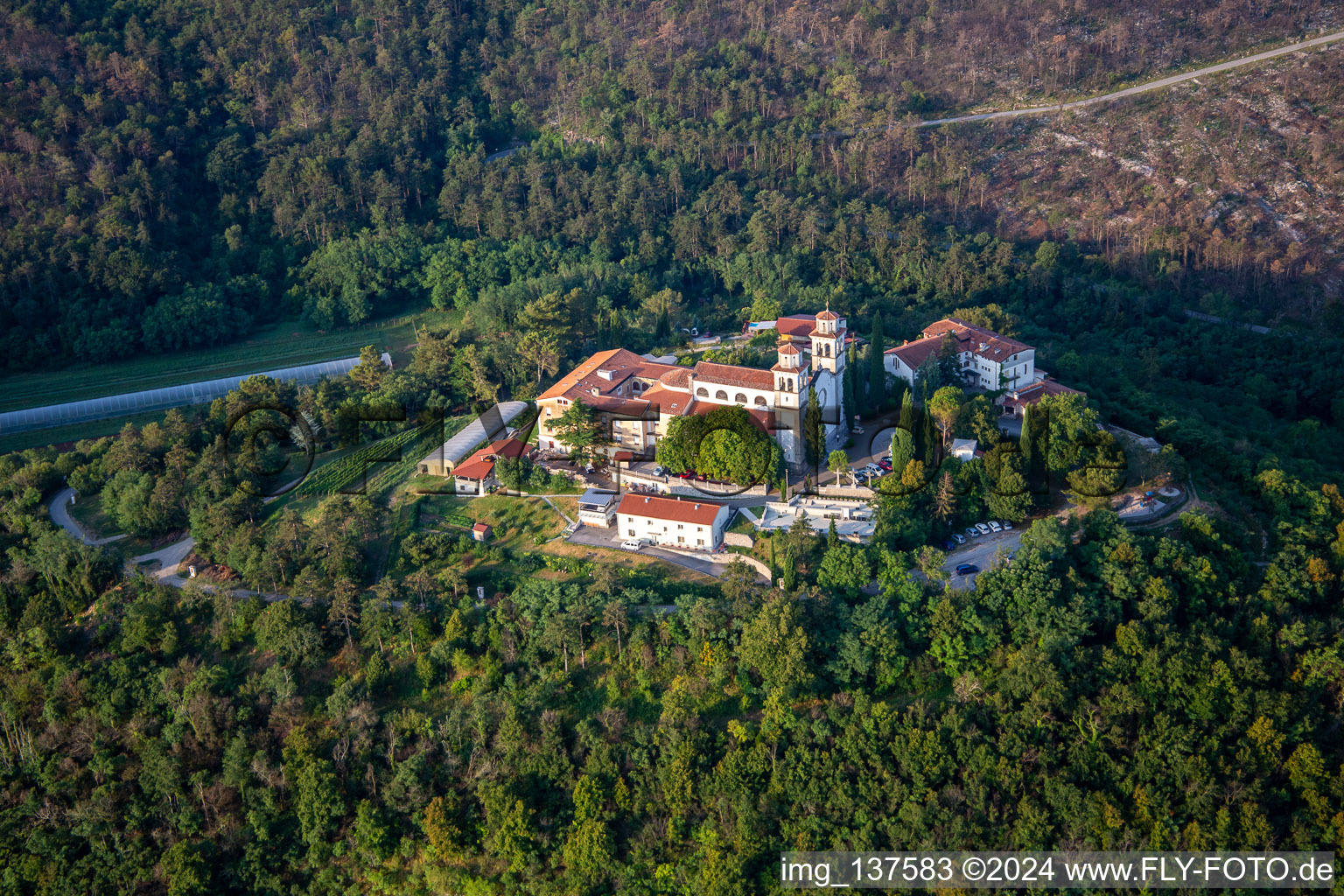 Miren Castle / Mirenski grad in Miren-Kostanjevica, Slowenien vom Flugzeug aus