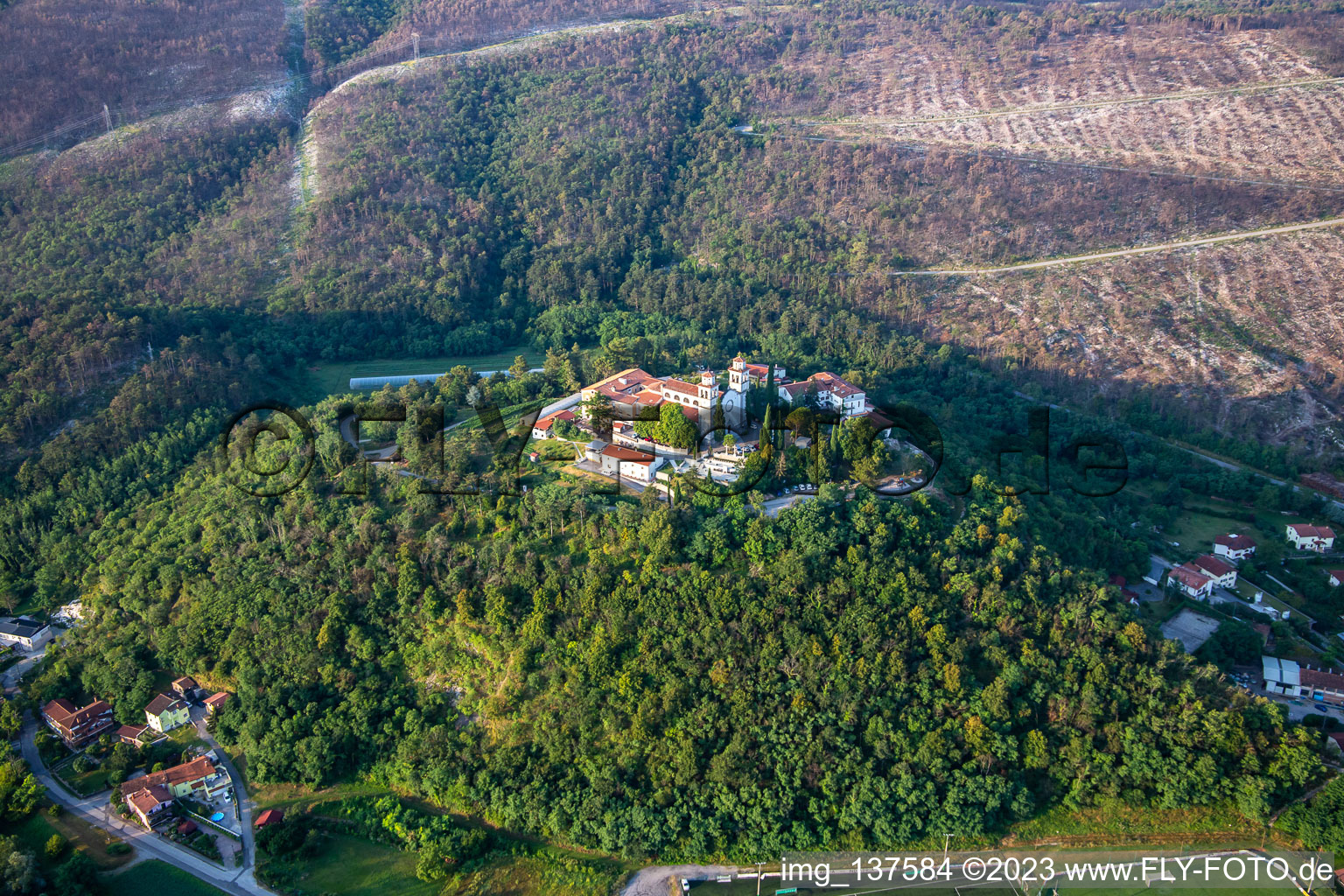 Miren Castle / Mirenski grad in Miren-Kostanjevica, Slowenien von oben
