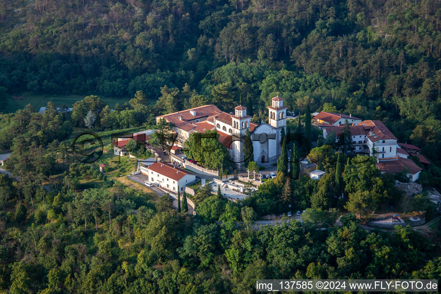 Miren Castle / Mirenski grad in Miren-Kostanjevica, Slowenien aus der Luft