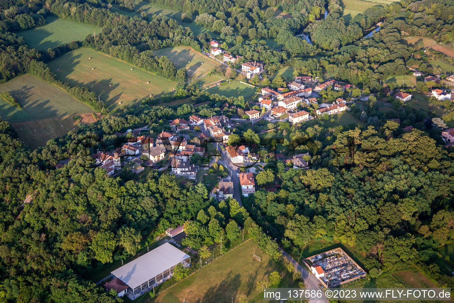 Luftbild von Savogna d’Isonzo im Bundesland Gorizia, Italien