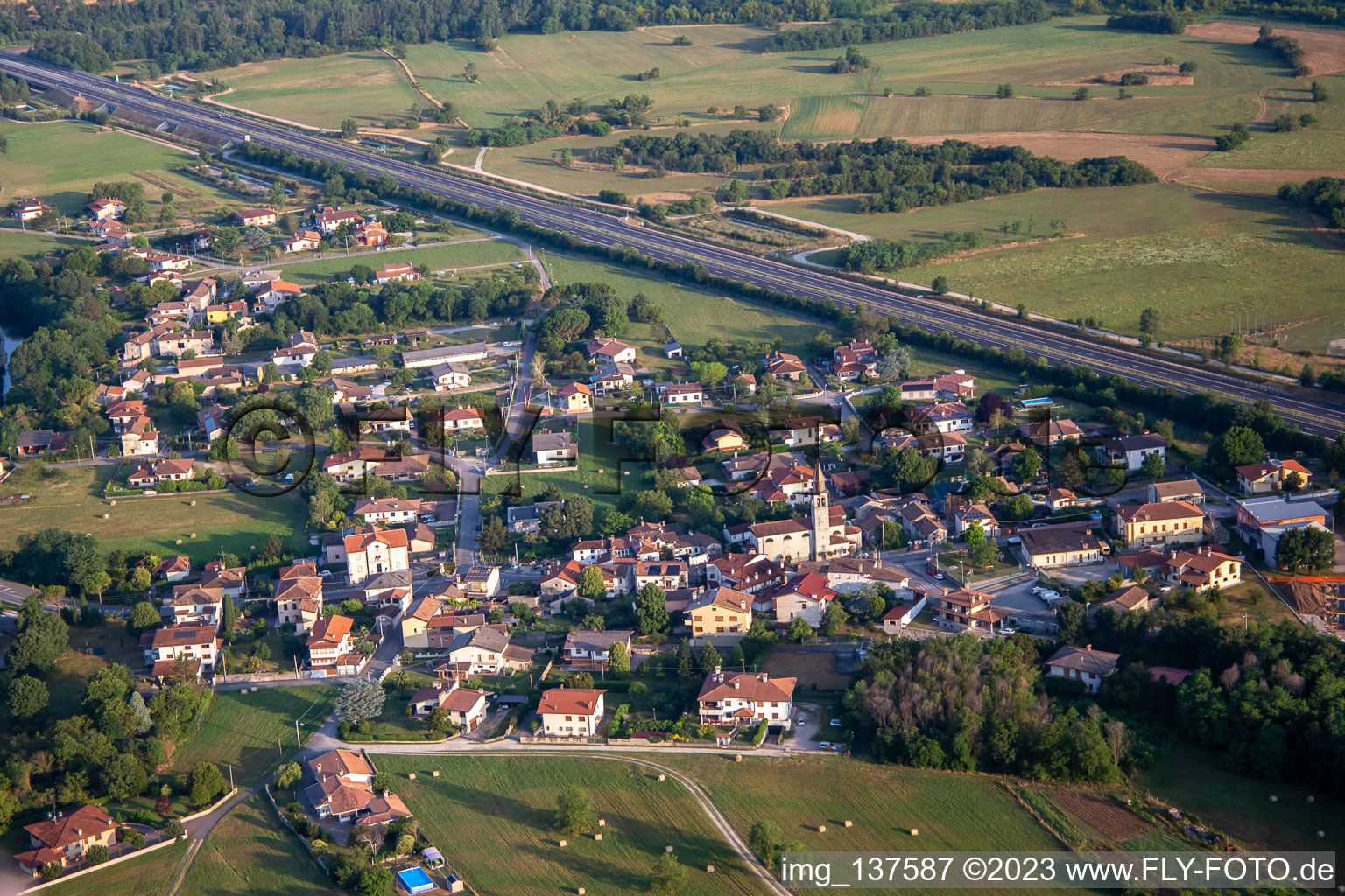 Luftaufnahme von Savogna d’Isonzo im Bundesland Gorizia, Italien