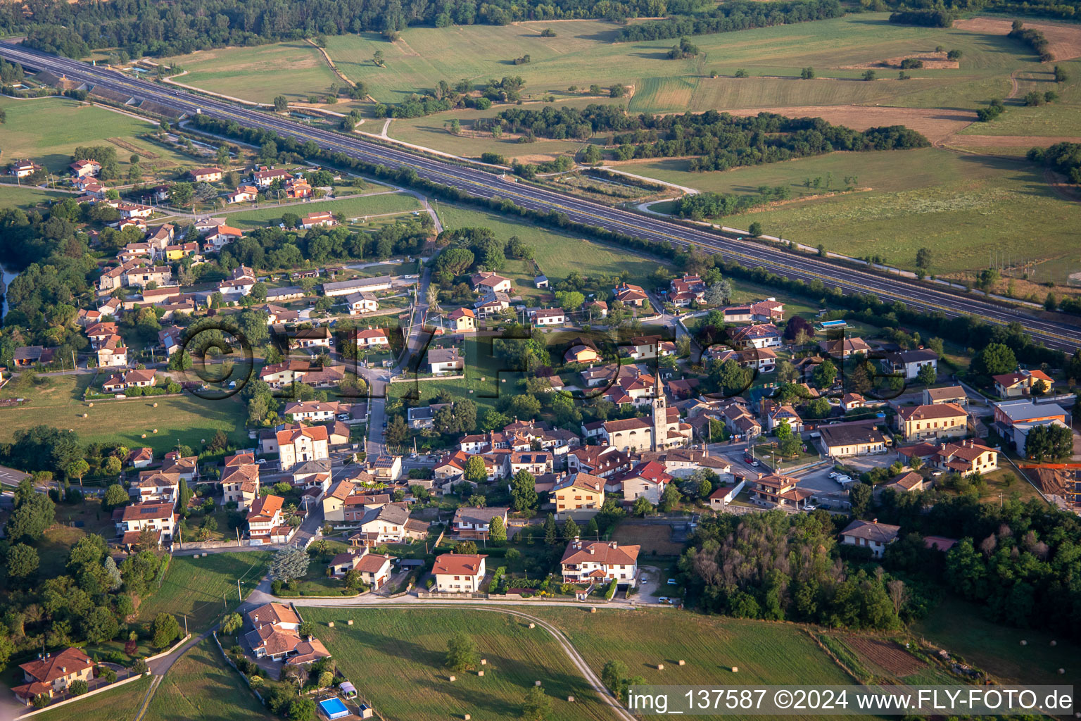 Luftbild von Savogna d’Isonzo im Bundesland Gorizia, Italien