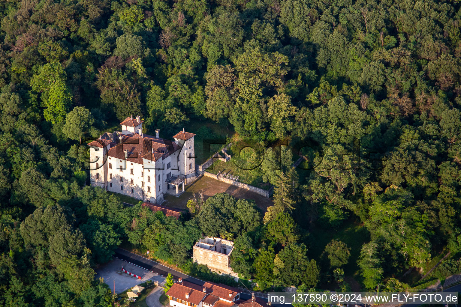 Luftbild von Castello di Rubbia in Savogna d’Isonzo im Bundesland Gorizia, Italien