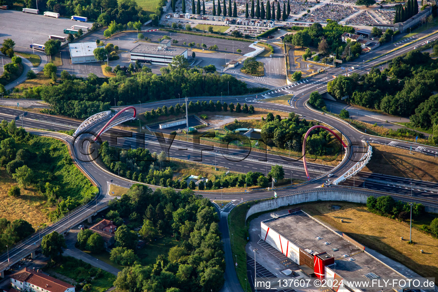 Kreisel über der A34 in Gorizia, Italien