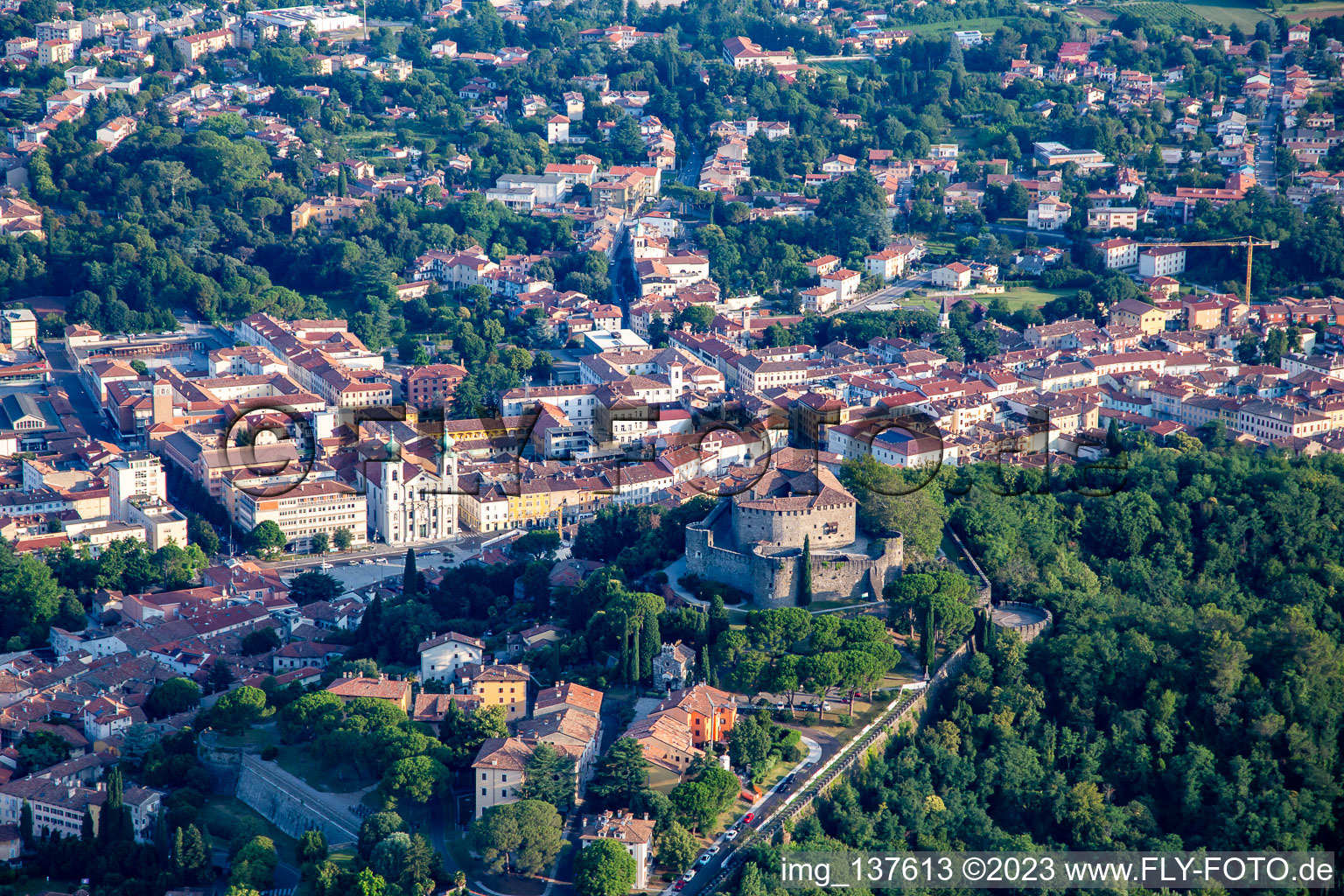 Luftbild von Görzer Burg / Castello di Gorizia und Via Roma, Italien