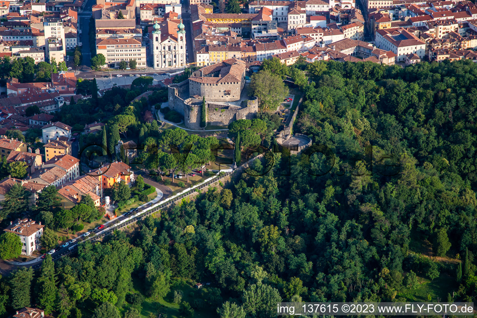 Luftaufnahme von Görzer Burg / Castello di Gorizia und Via Roma, Italien