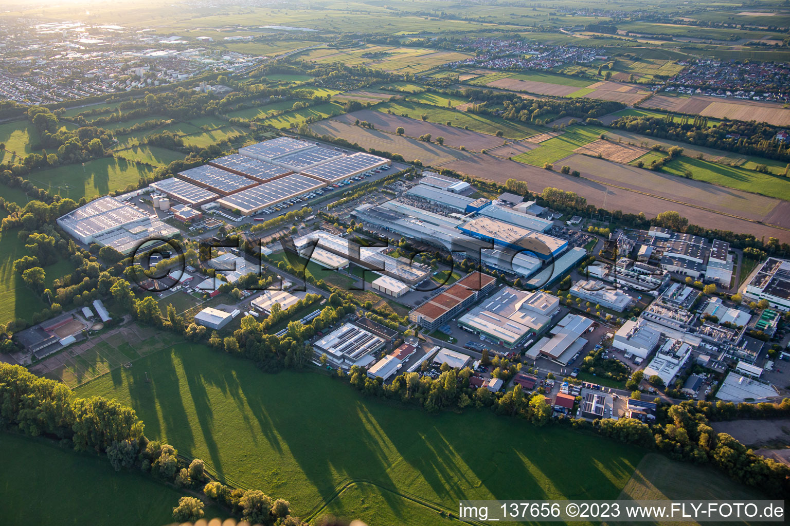 Industriegebiet mit Ronal und Michelin in Landau in der Pfalz im Bundesland Rheinland-Pfalz, Deutschland