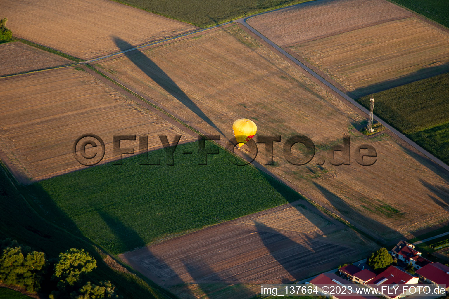 PfalzGas Heisluftballone gelandet in Billigheim-Ingenheim im Bundesland Rheinland-Pfalz, Deutschland