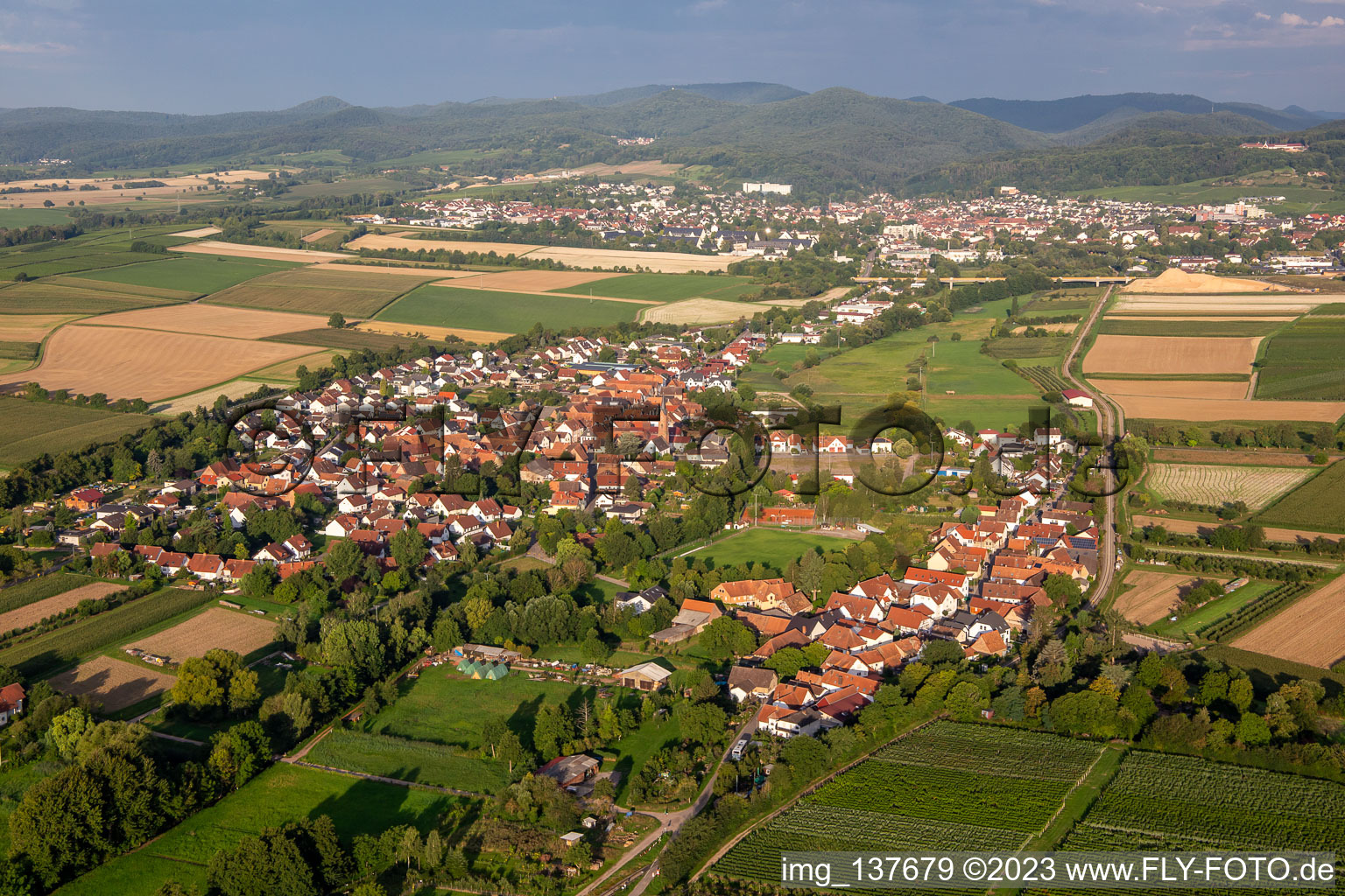 Von Nordosten im Ortsteil Drusweiler in Kapellen-Drusweiler im Bundesland Rheinland-Pfalz, Deutschland