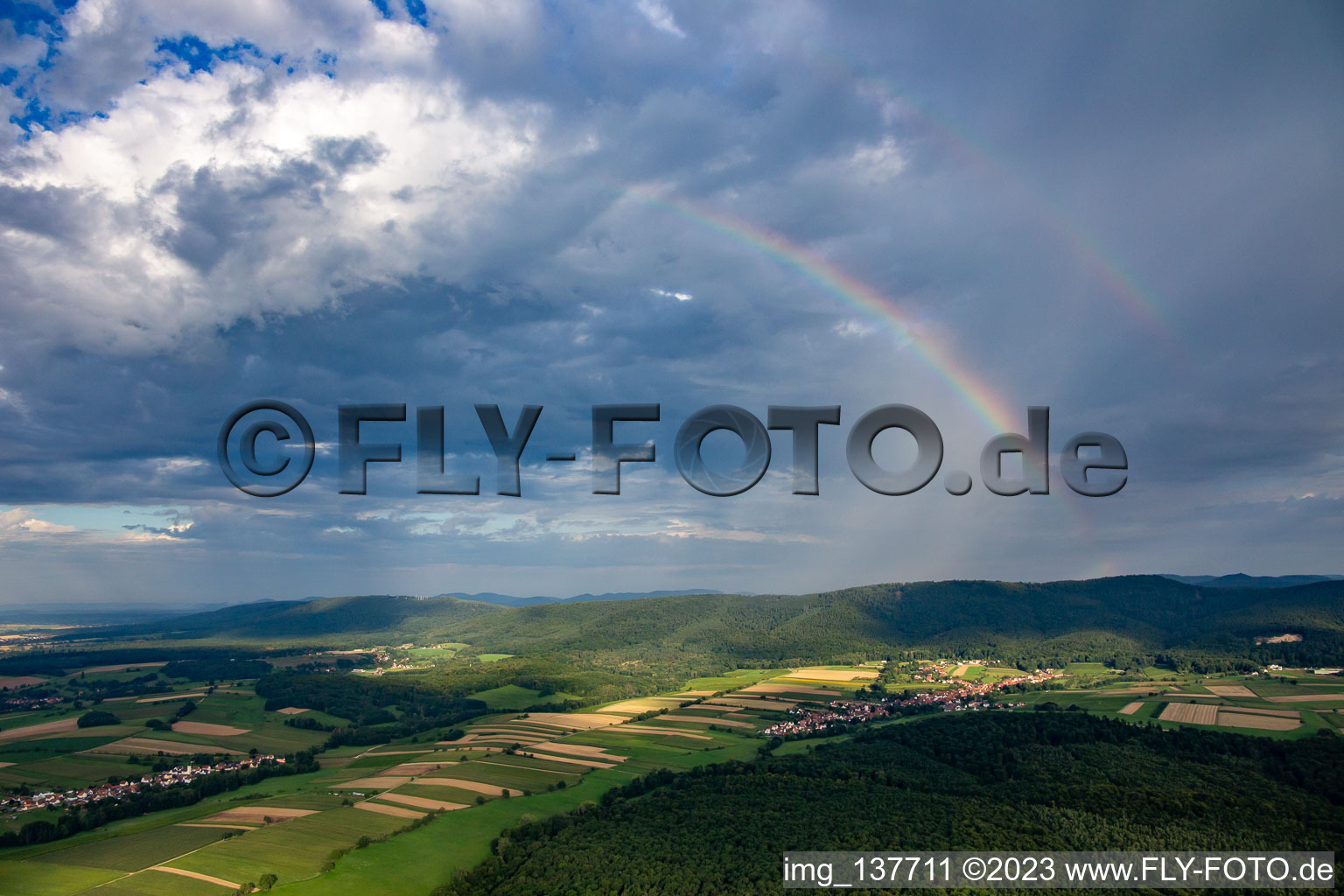 Regenbogen in Cleebourg im Bundesland Bas-Rhin, Frankreich