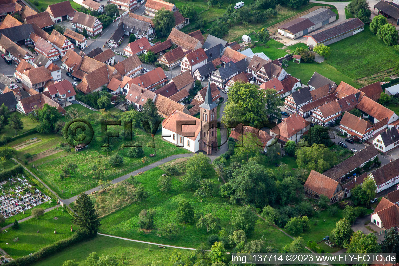 Luftaufnahme von Eglise Protestante in Hunspach im Bundesland Bas-Rhin, Frankreich