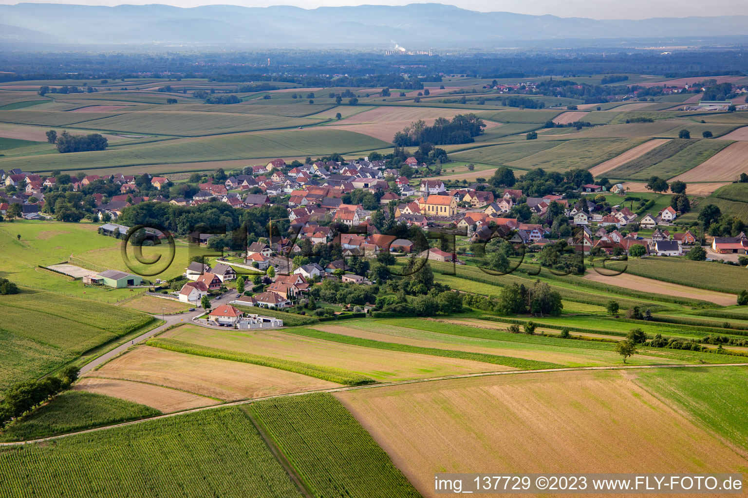 Schrägluftbild von Oberlauterbach im Bundesland Bas-Rhin, Frankreich