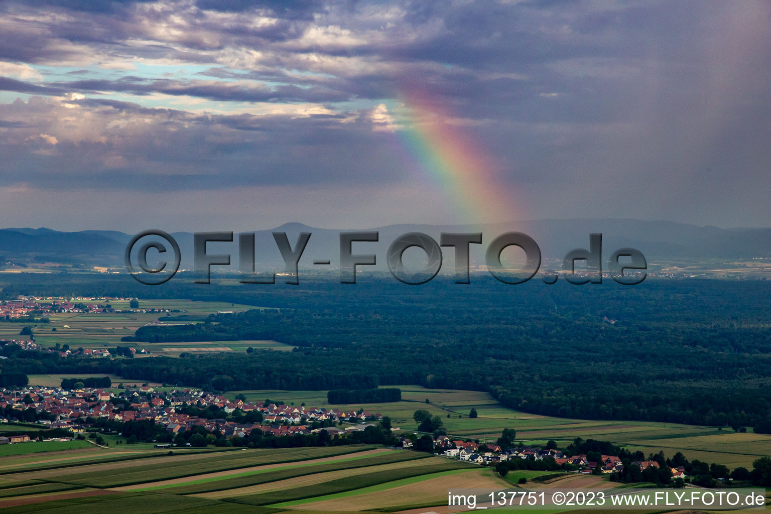 Regenbogen überm Bienwald in Niederlauterbach im Bundesland Bas-Rhin, Frankreich