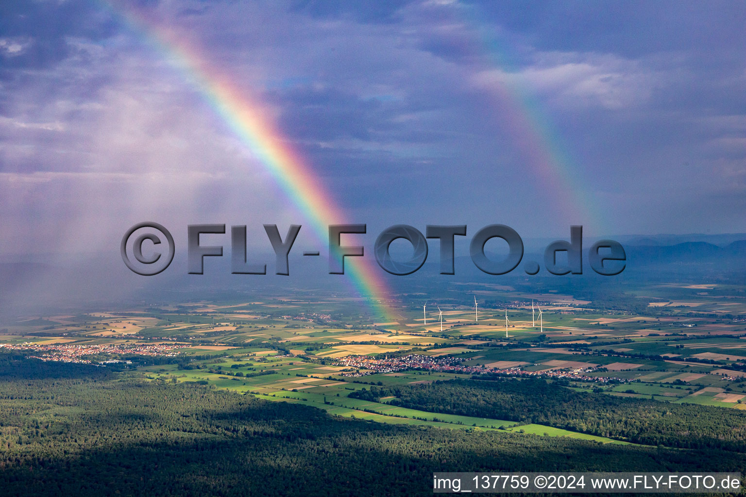 Doppelter Regenbogen überm Bienwald in Freckenfeld im Bundesland Rheinland-Pfalz, Deutschland