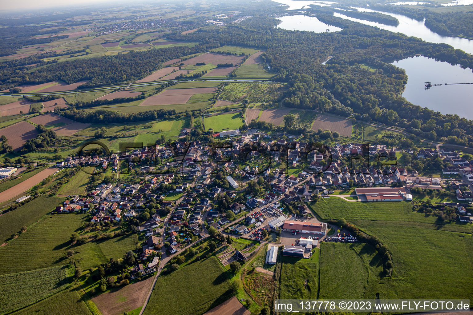 Von Norden im Ortsteil Helmlingen in Rheinau im Bundesland Baden-Württemberg, Deutschland