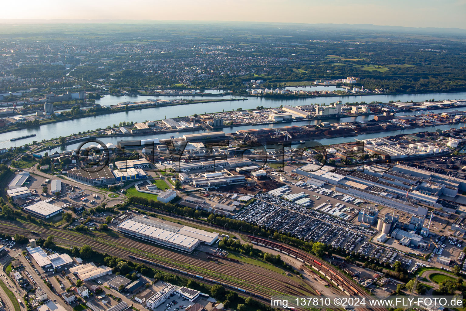Luftbild von Güterbahnhof und Rheinhafen von Südosten in Kehl im Bundesland Baden-Württemberg, Deutschland