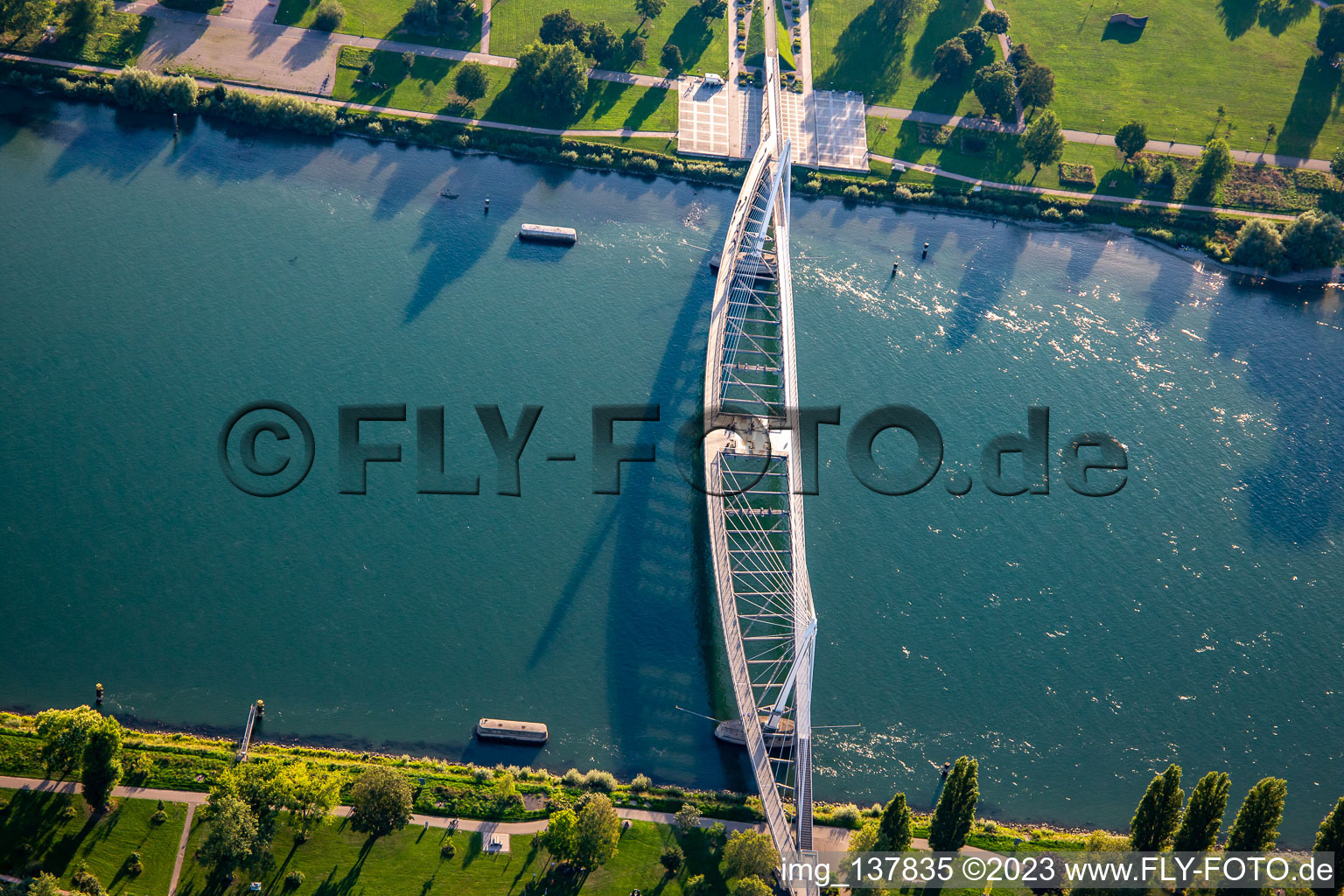 Brücke der zwei Ufer zum  Garten der zwei Ufer über den Rhein nach Strasbourg in Kehl im Bundesland Baden-Württemberg, Deutschland