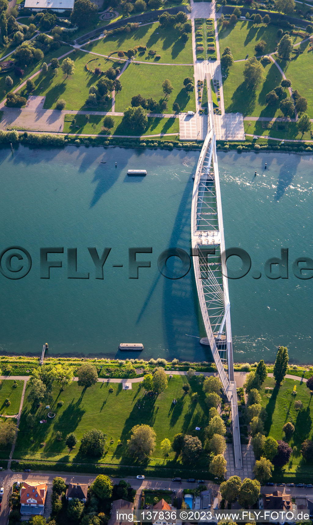 Luftbild von Brücke der zwei Ufer zum  Garten der zwei Ufer über den Rhein nach Strasbourg in Kehl im Bundesland Baden-Württemberg, Deutschland