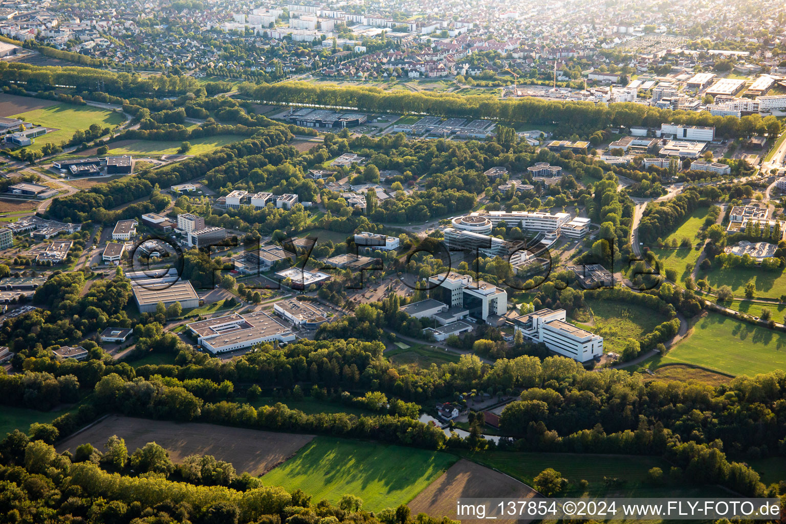 Gewerbegebiet  Le Parc d'innovation Strasbourg mit Institute Clinique De La Souris,  I.G.B.M.C. - Institut de génétique et de biologie moléculaire et cellulaire,  Transgene S.A. und Thermo Fisher Scientific in Illkirch-Graffenstaden im Bundesland Bas-Rhin, Frankreich