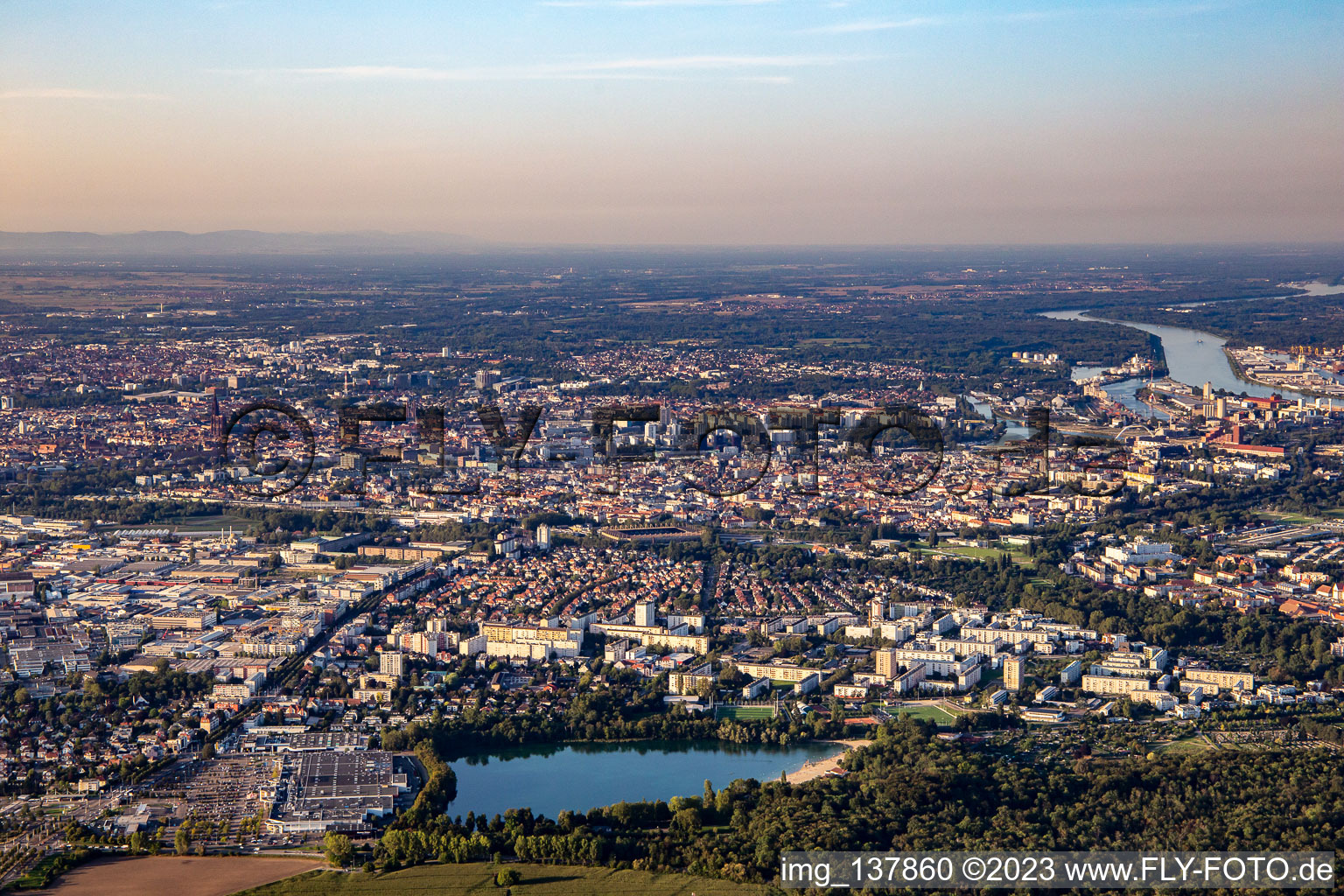 Luftbild von LE BAGGERSEE im Ortsteil Canardière in Straßburg im Bundesland Bas-Rhin, Frankreich