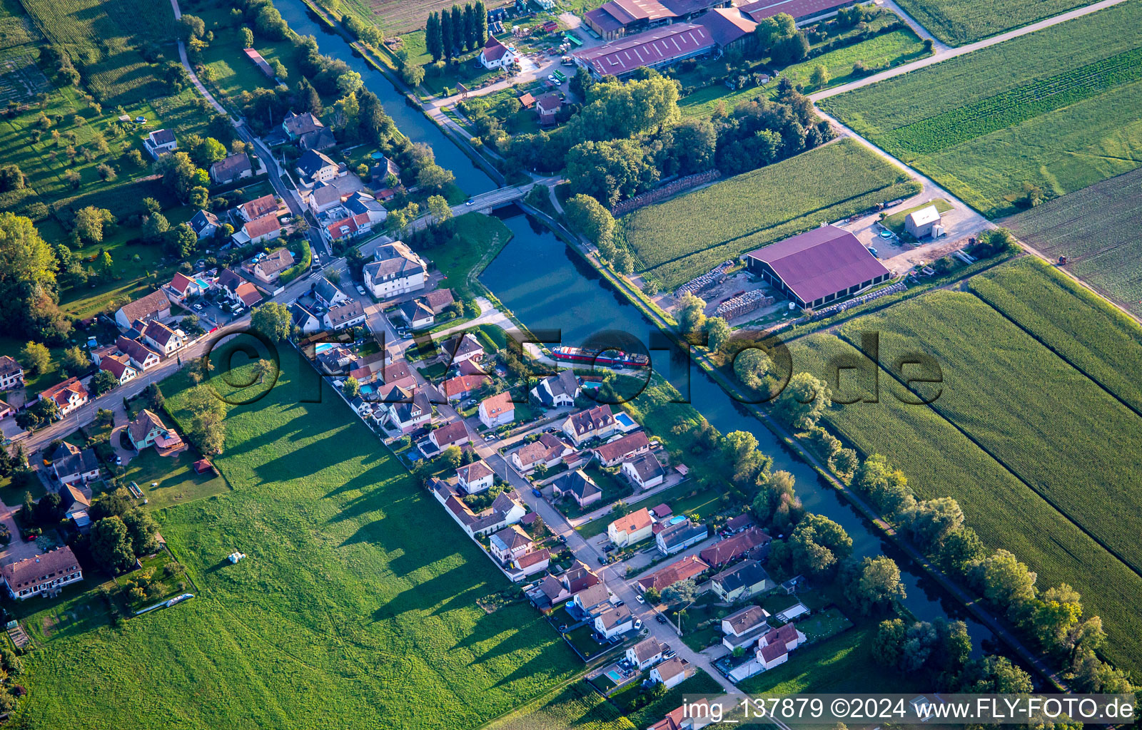 Rue du Canal am Canal du Rhône au Rhin in Plobsheim im Bundesland Bas-Rhin, Frankreich