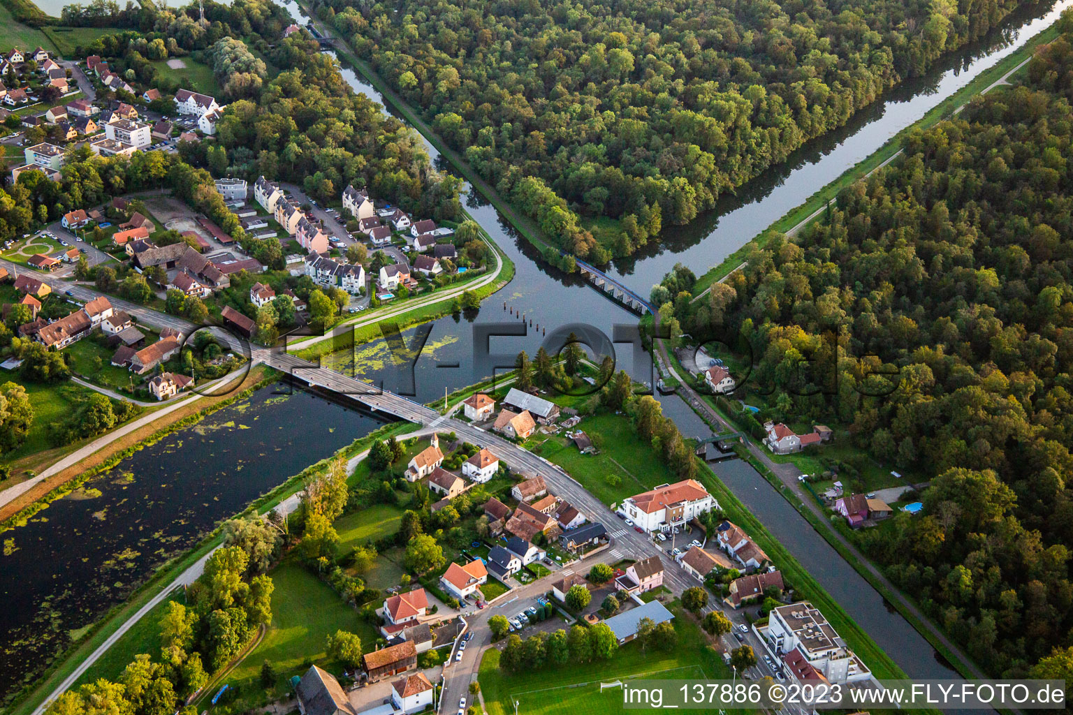 Luftbild von Kreuzung der Kanäle Canal de Décharge de l'Ill und Canal du Rhône au Rhin in Erstein im Bundesland Bas-Rhin, Frankreich