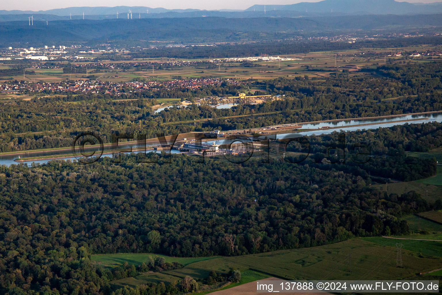 Écluses'/Centrale hydroélectrique EDF an der Schleuse im Gran Canal D'Alsace EDF de Gerstheim im Bundesland Bas-Rhin, Frankreich