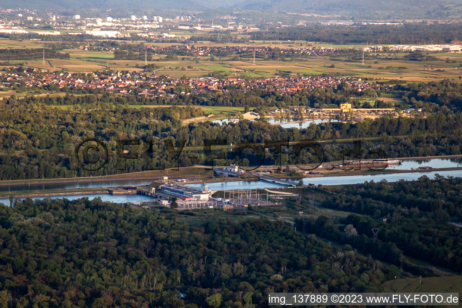 Luftbild von Écluses'/Centrale hydroélectrique EDF an der Schleuse im Gran Canal D'Alsace EDF de Gerstheim im Bundesland Bas-Rhin, Frankreich