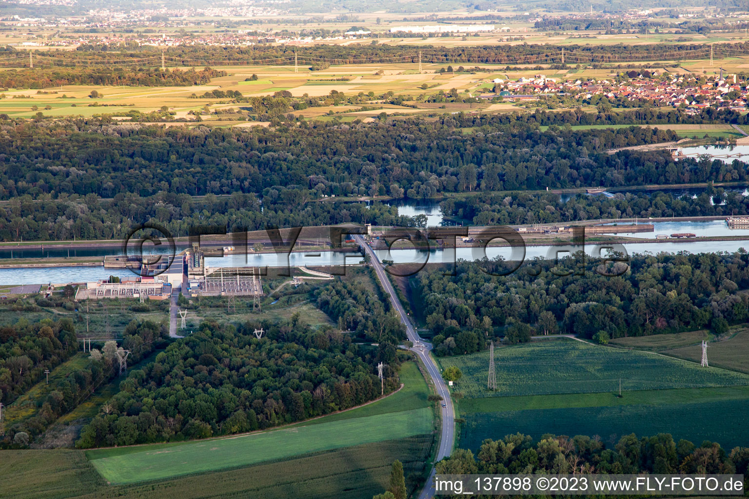 Luftaufnahme von Écluses'/Centrale hydroélectrique EDF an der Schleuse im Gran Canal D'Alsace EDF de Gerstheim im Bundesland Bas-Rhin, Frankreich