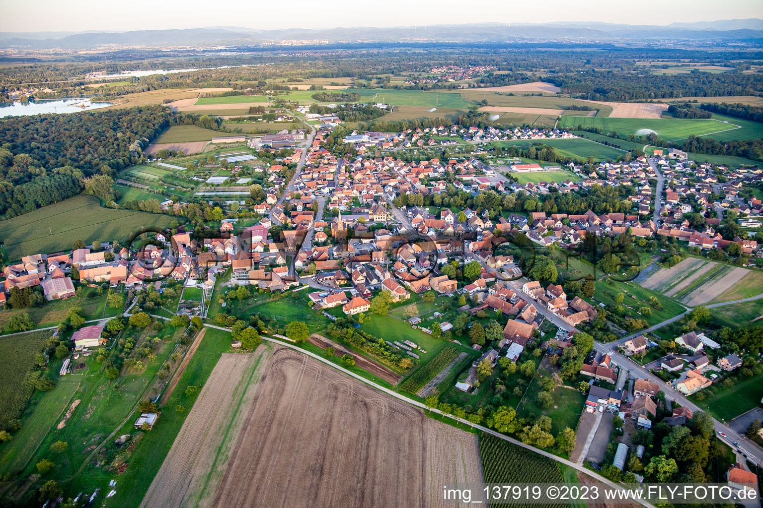 Obenheim im Bundesland Bas-Rhin, Frankreich von oben gesehen