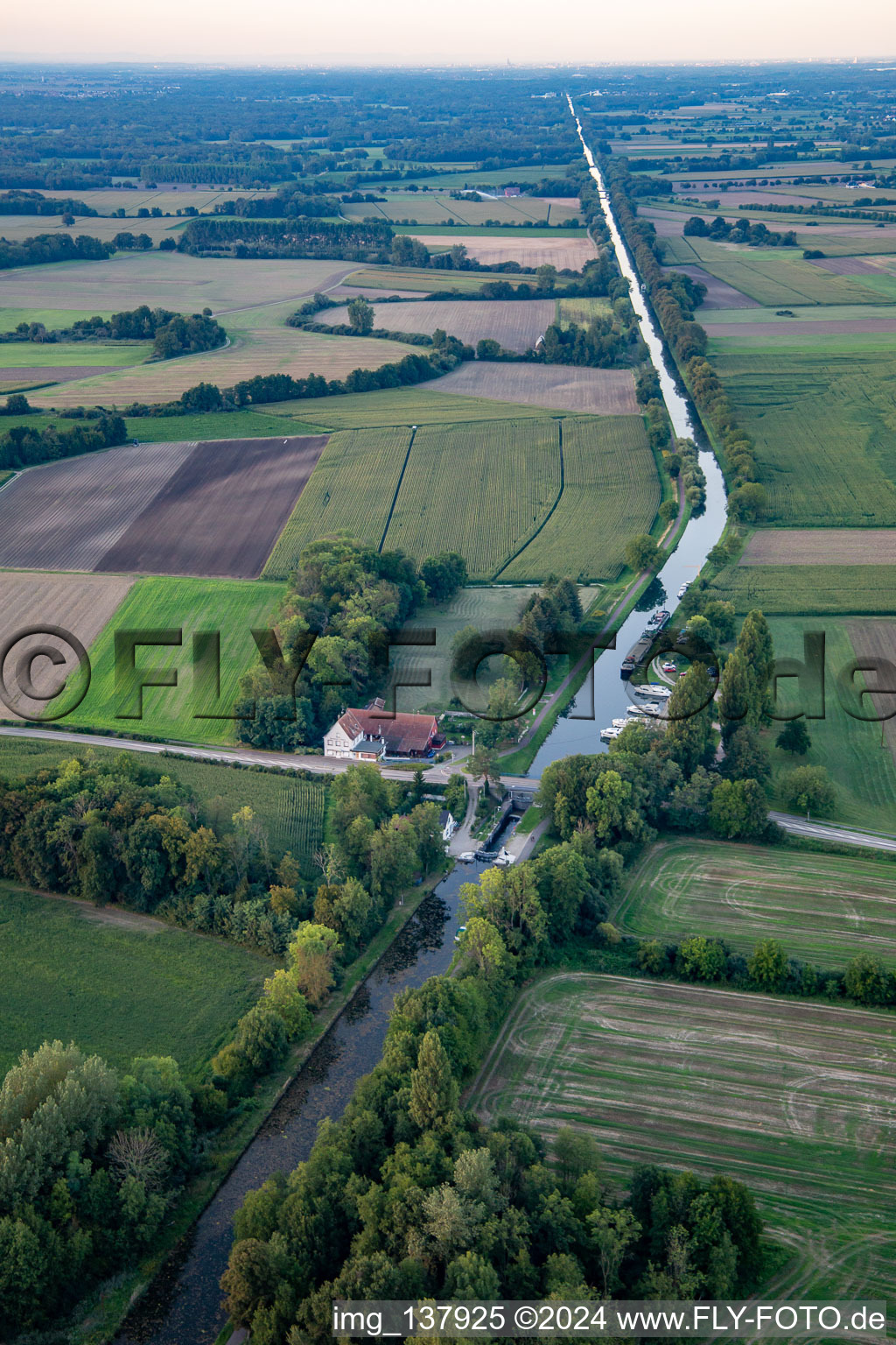 Écluse n°76 de Boofzheim, Schleuse am Canal du Rhône au Rhin im Bundesland Bas-Rhin, Frankreich