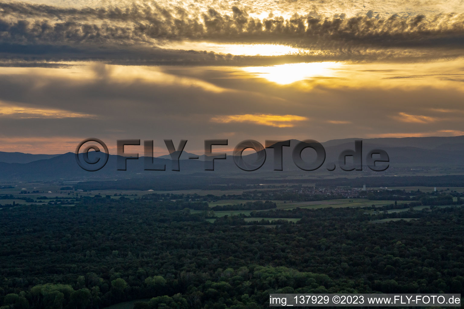 Sonnenuntergang über den Vogesen in Sermersheim im Bundesland Bas-Rhin, Frankreich