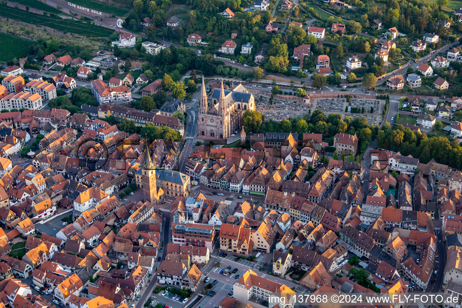 Luftbild von Église Saints-Pierre-et-Paul in Obernai im Bundesland Bas-Rhin, Frankreich