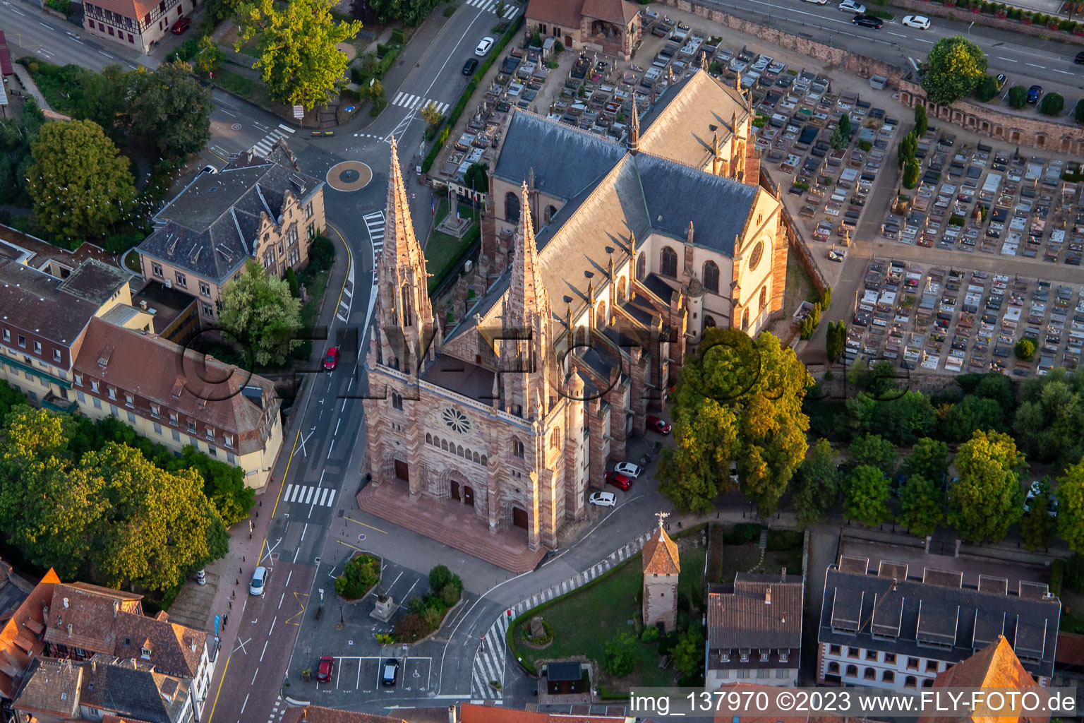 Luftaufnahme von Église Saints-Pierre-et-Paul in Obernai im Bundesland Bas-Rhin, Frankreich