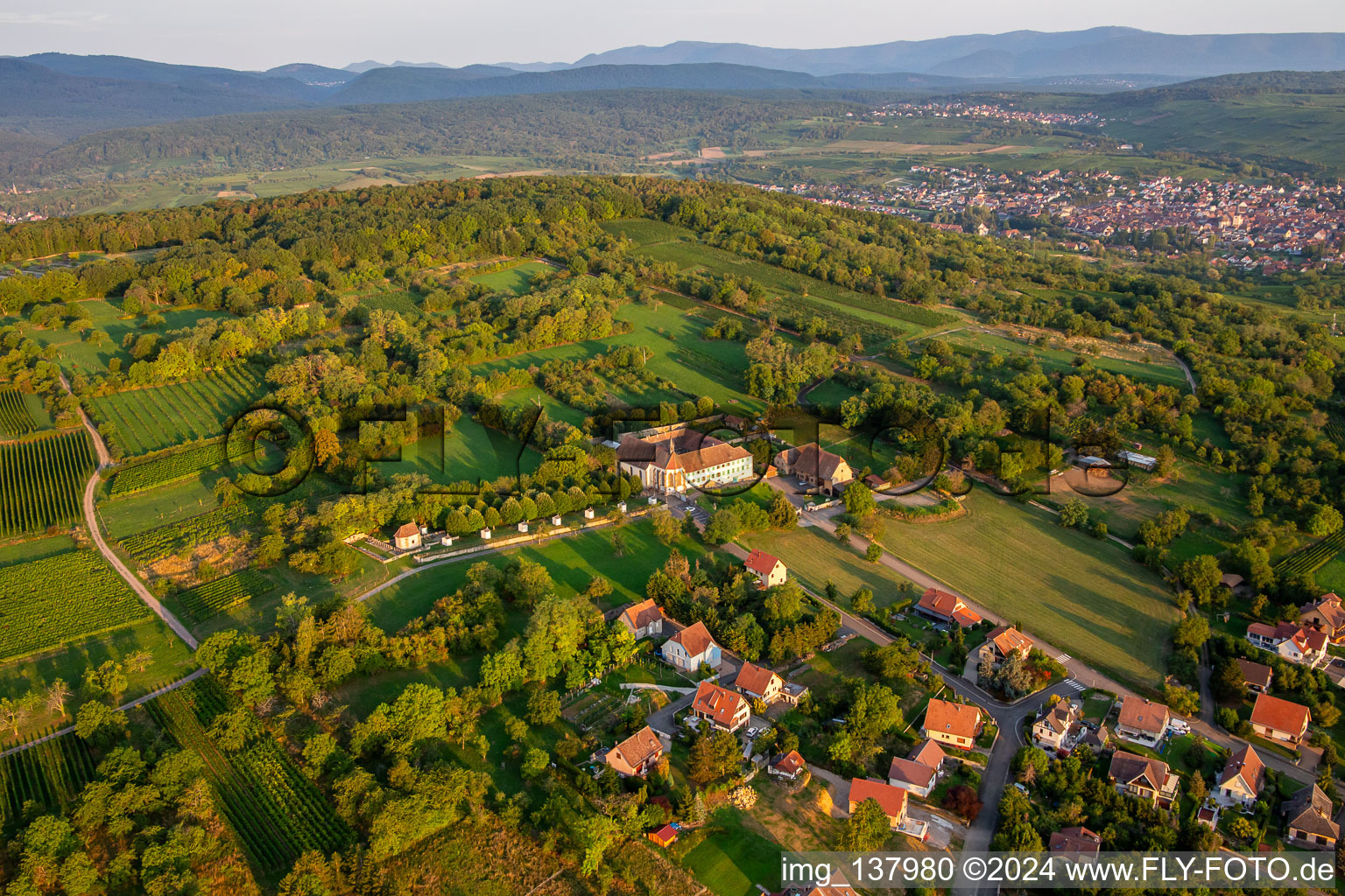 Schrägluftbild von Couvent du Bischenberg in Bischoffsheim im Bundesland Bas-Rhin, Frankreich