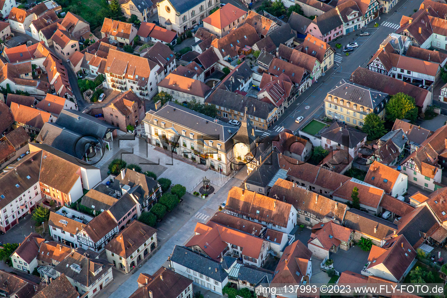 Luftbild von Mairie de Rosheim und  Tour de l'Horloge ou Zittgloeckel im Bundesland Bas-Rhin, Frankreich