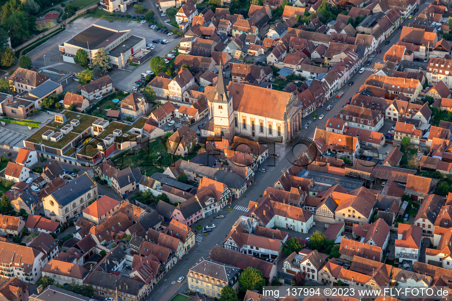 Luftbild von Rue du Gén de Gaulle mit  Eglise catholique Saint-Etienne in Rosheim im Bundesland Bas-Rhin, Frankreich