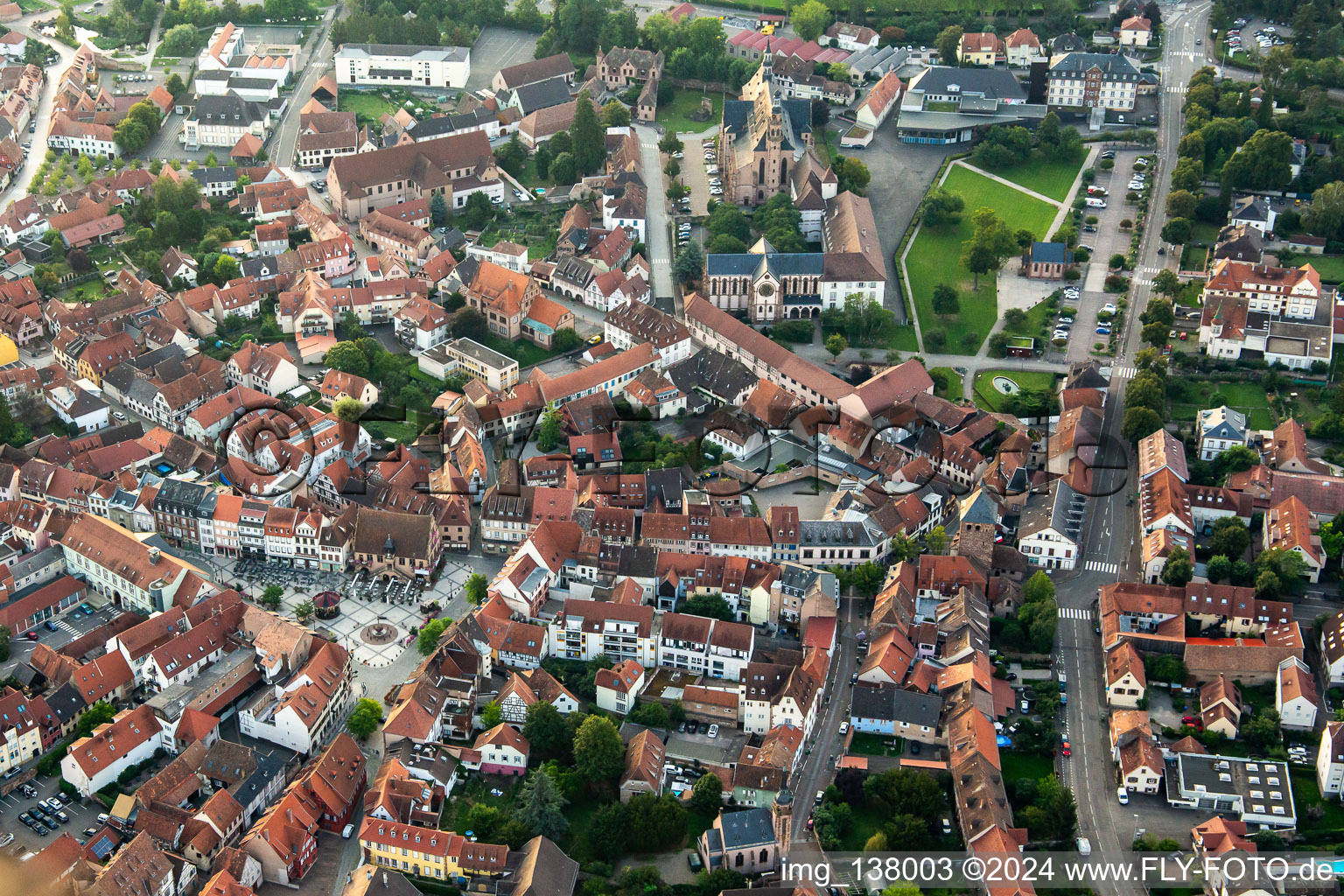 Luftbild von Place de l'Hôtel de Ville in Molsheim im Bundesland Bas-Rhin, Frankreich