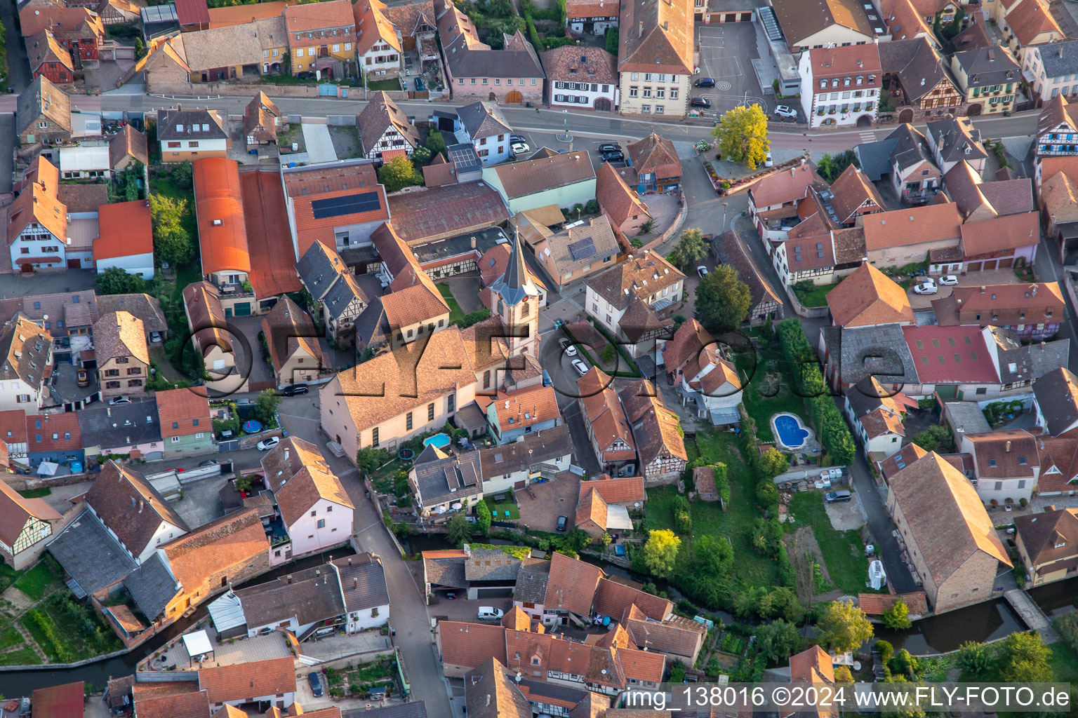 Luftbild von Eglise Saint Etienne in Wolxheim im Bundesland Bas-Rhin, Frankreich