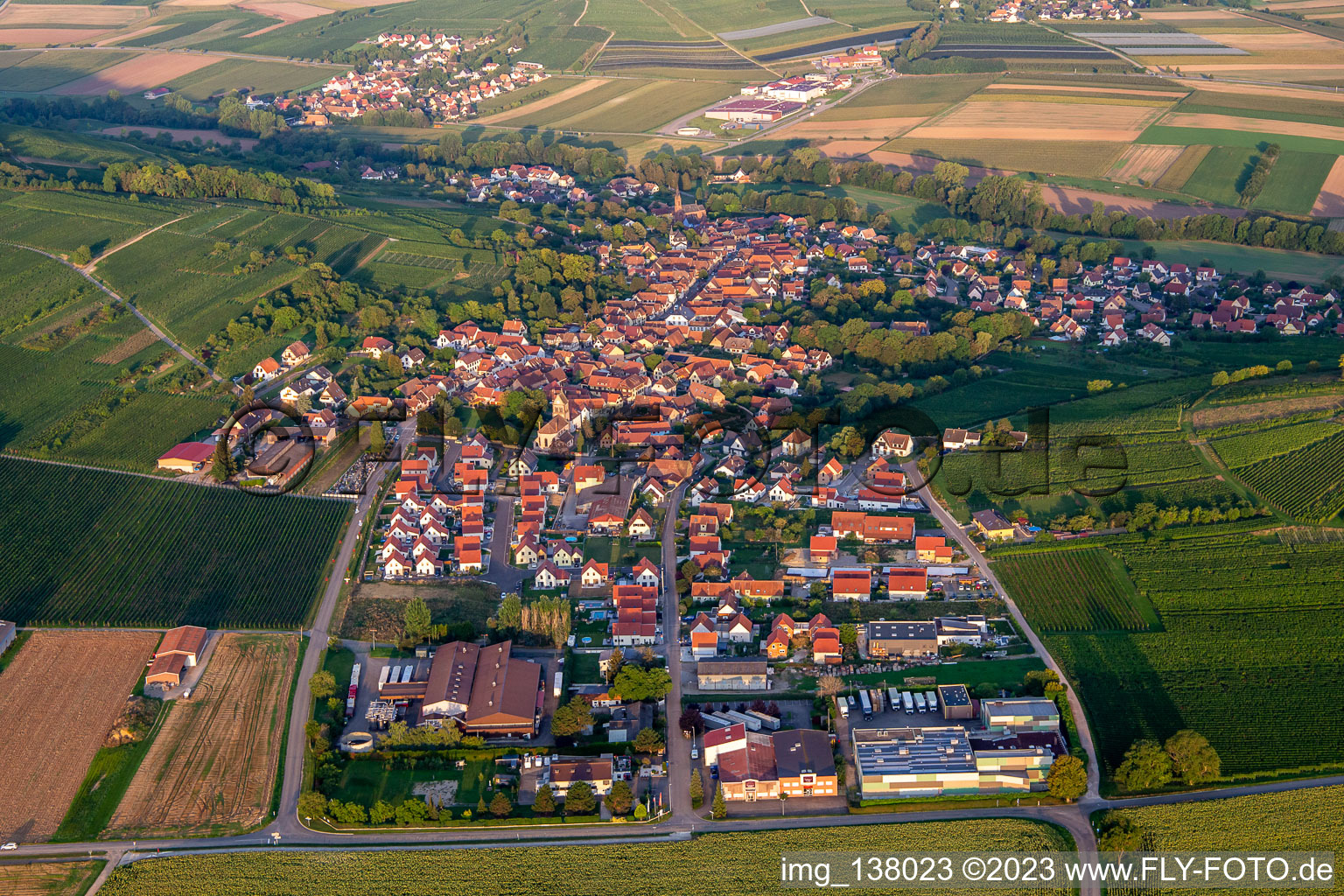 Luftbild von Scharrachbergheim-Irmstett im Bundesland Bas-Rhin, Frankreich